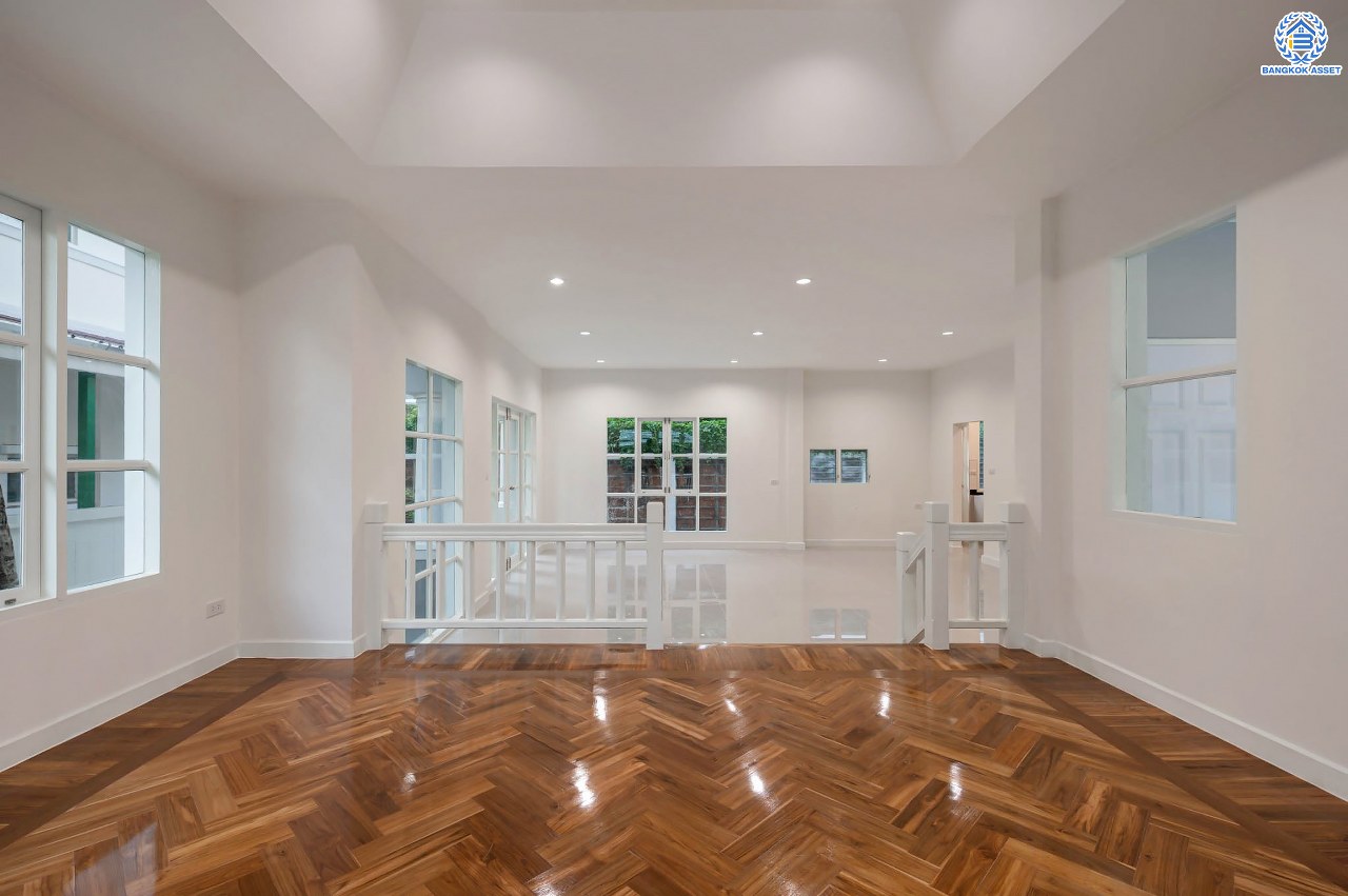 บ้านตกแต่งใหม่ โครงการ มัณฑนา  วัดพระเงิน ตกแต่งหรูหราดีไซน์สุด Classic เนื้อที่ 85.6 ตร.ว ฟังก์ชันจัดเต็ม 3 ห้องนอน 4 ห้องน้ำ 1 ห้องแม่บ้าน จอดรถได้ถึง 2 คัน เชื่อมต่อถนนกาญจนาฯ ใกล้รถไฟฟ้าสายสีม่วง "สถานีสามแยกบางใหญ่" และทางด่วน "ศรีรัช" รายล้อมด้วยสิ่งอำนวยความสะดวกมากมาย